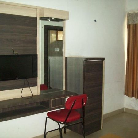 Hotel Mid - Way Inn Gandhinagar Buitenkant foto